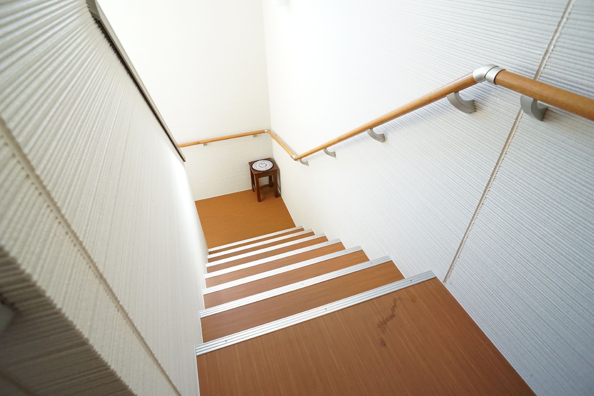 転倒防止のために壁には手すりがついている階段