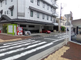 都市の交差点と建物