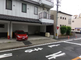 交差点の角にある建物の全景