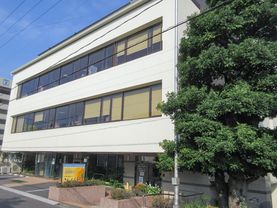 日当たりが良い建物の外観写真。白を基調にした清潔感のある建物