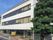 日当たりが良い建物の外観写真。白を基調にした清潔感のある建物