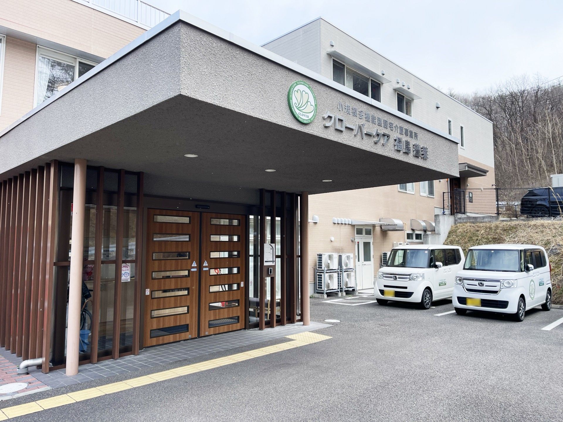入口が広い施設正面