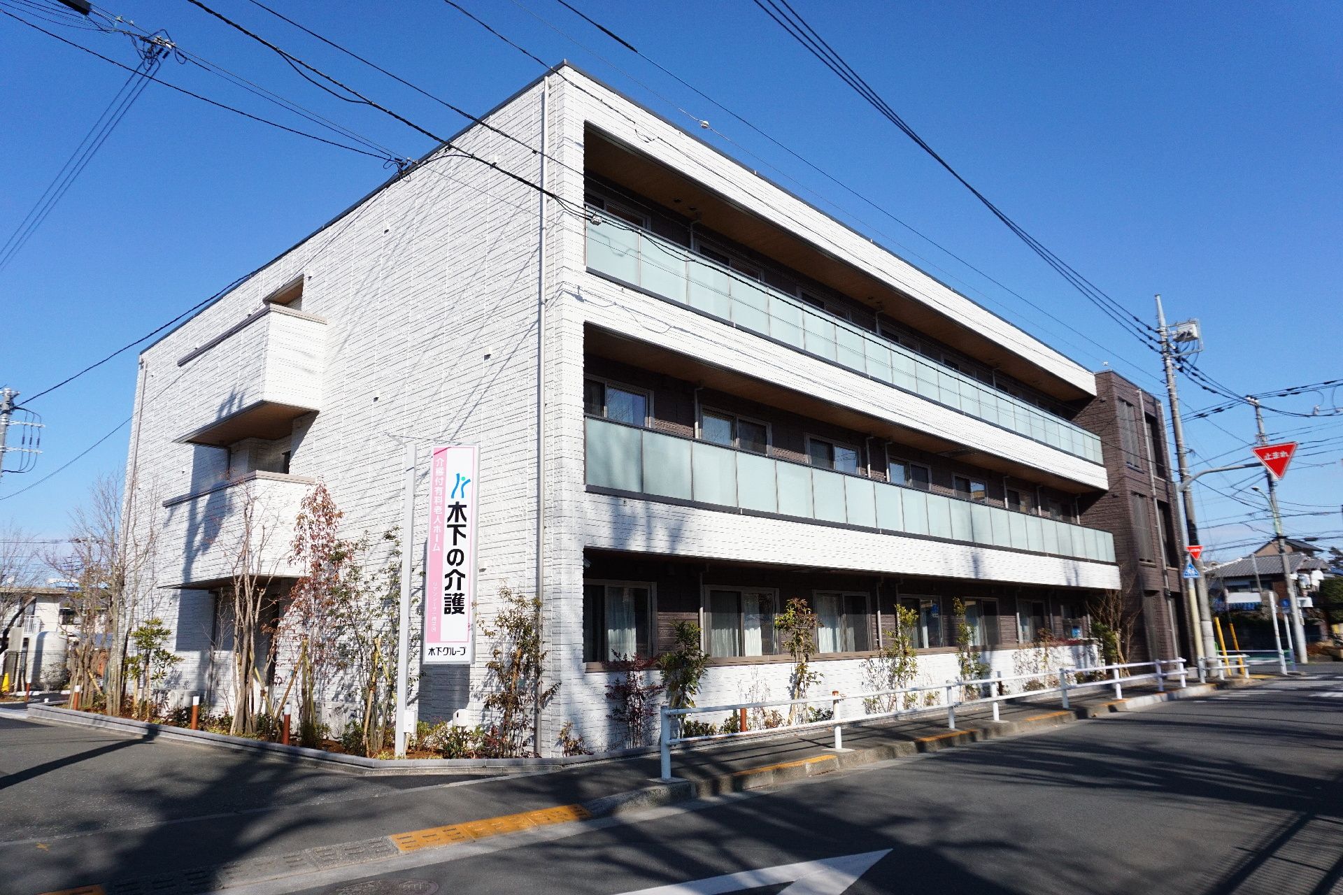 外壁はホワイトで構成され、モダンな雰囲気を持つ施設の外観