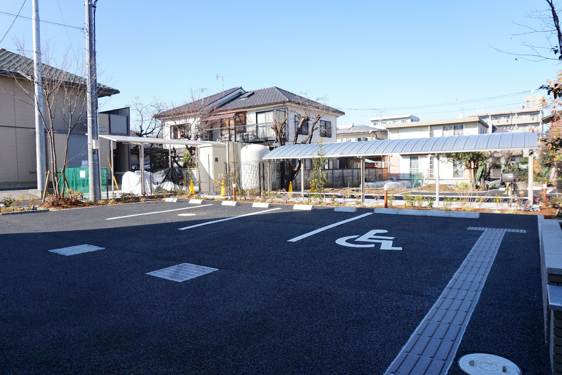 アスファルトで整備され、車を数台止めることができる駐車場