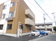 静かな住宅街の交差点の風景