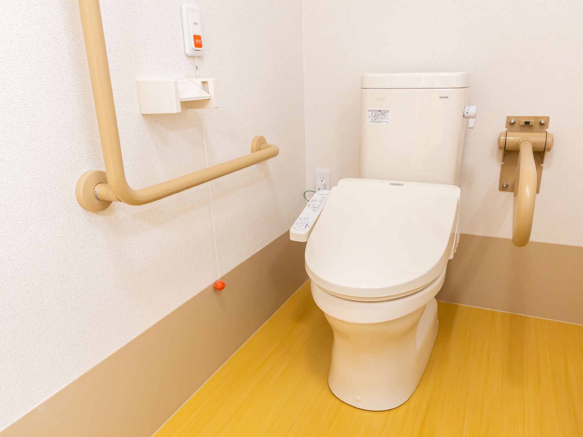 L型手すりが取り付けられ、段差もできる限り解消されているトイレ