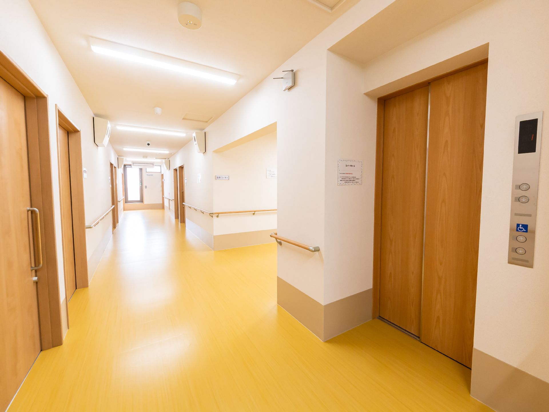 手すりが取り付けられていて、スムーズに入れるエレベーター