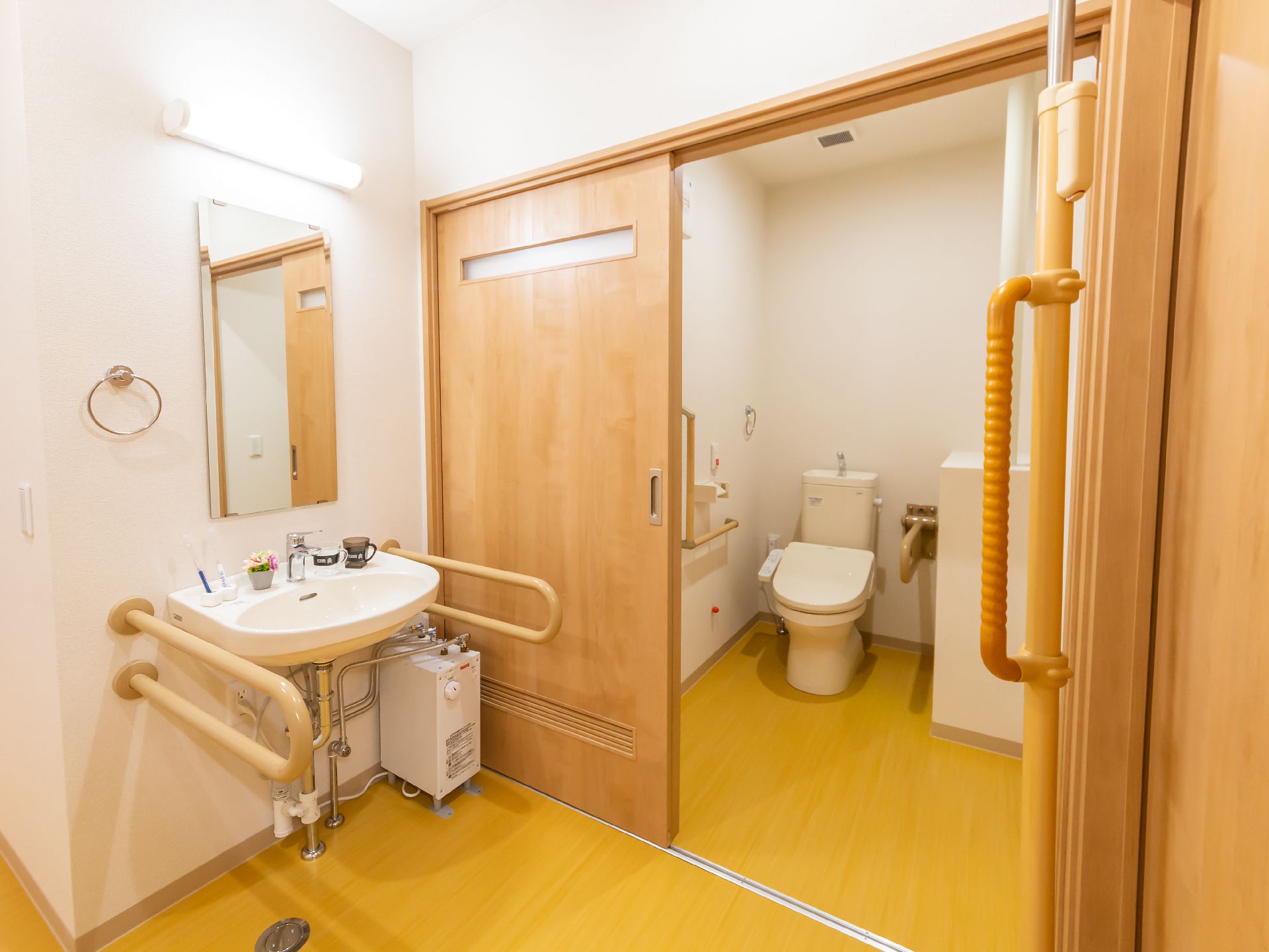 座った状態のままで利用できるように設計された洗面台