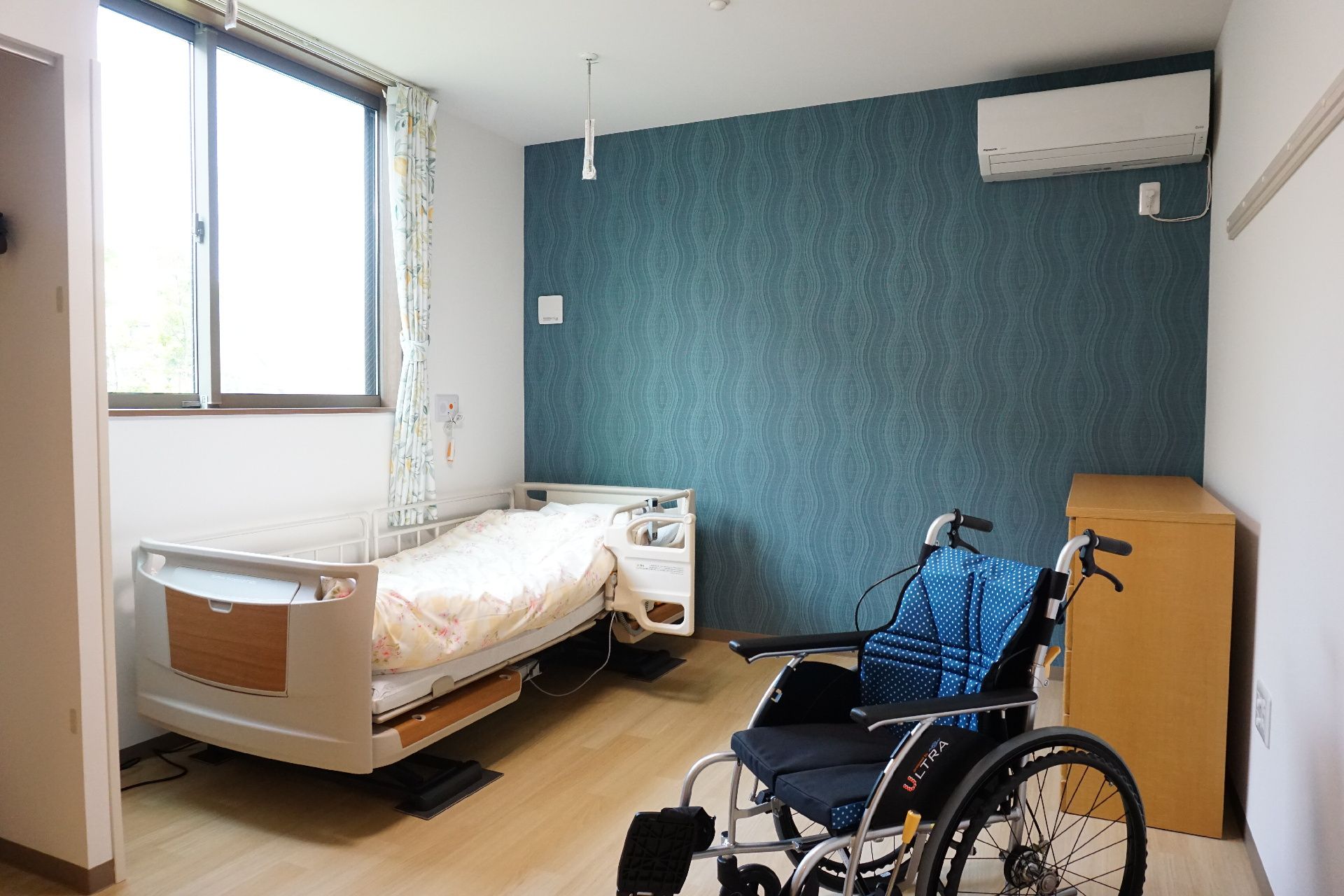 ベッドや車椅子が設置された居室