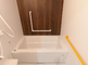 バリアフリーのトイレ設備が整備された空間