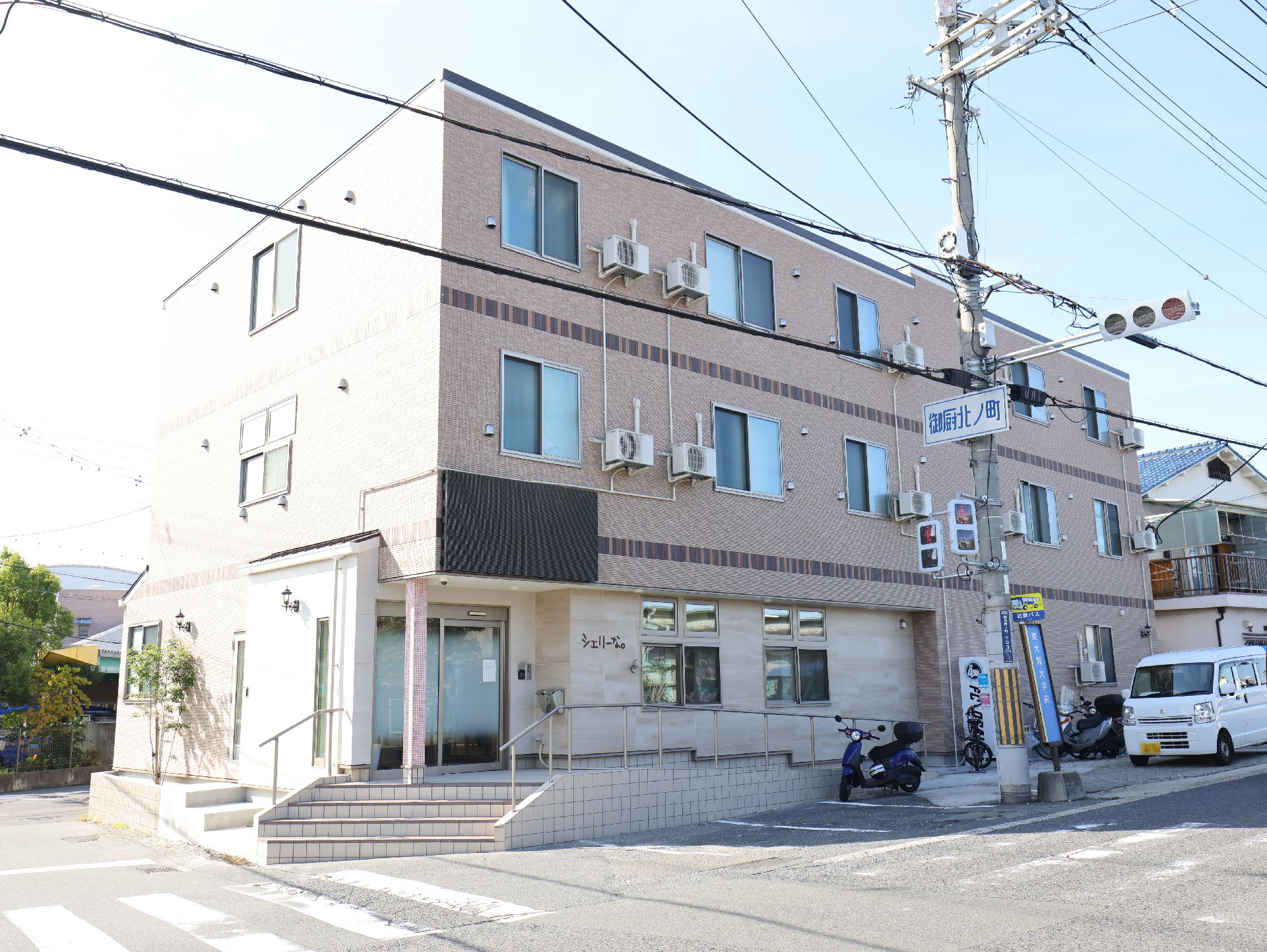 駐車場が近くにあるので、遠方の人も通いやすい介護施設の外観