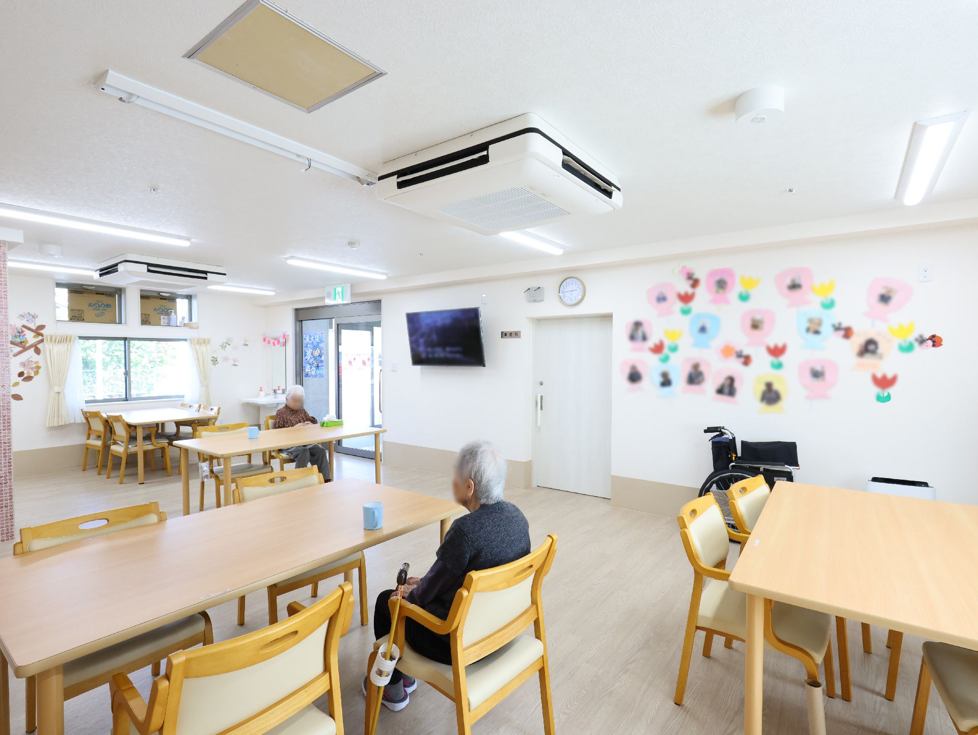 椅子とテーブルが設置されている共有スペース