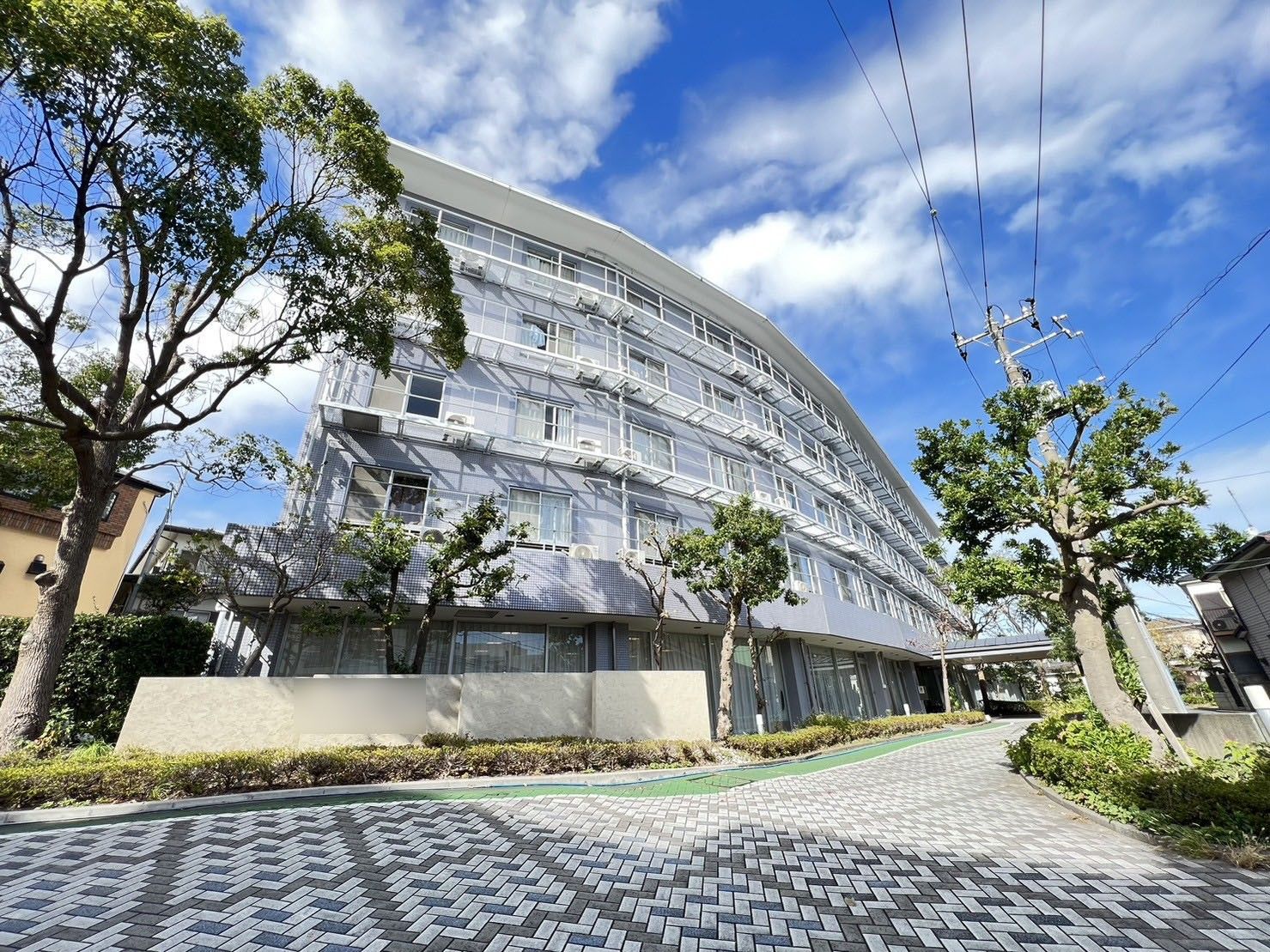 明るい外観の建物