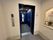 青い扉のエレベーターホール