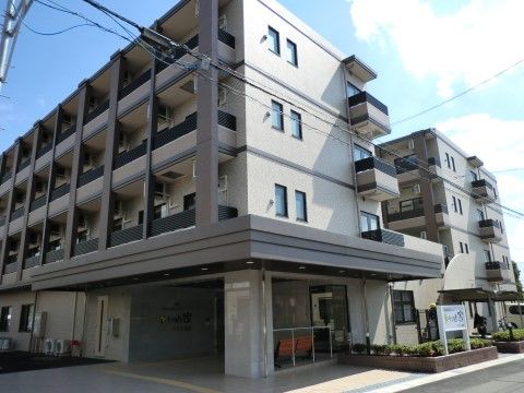 プレザンメゾン八王子高倉の外観。大きな駐車場を完備しております。ご来訪の際はお車でのお越しが出来ます。