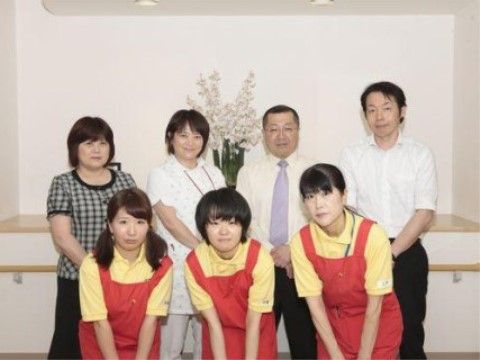 プレザンメゾン八王子高倉のスタッフ。経験の豊富なスタッフが毎日みなさまに寄り添って介護・サポートを行ってまいります。
