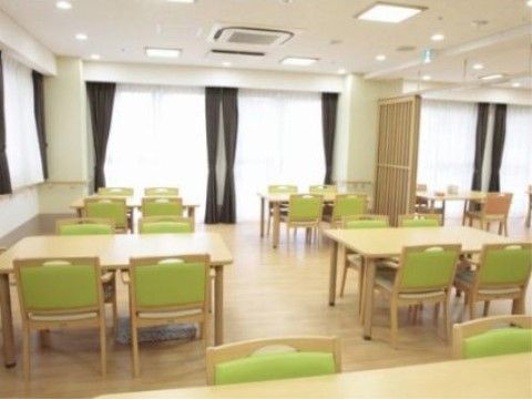 たのしい家 八王子高倉のダイニング。毎日沢山の入居者様で大いに賑わう、楽しいお食事風景となっております。