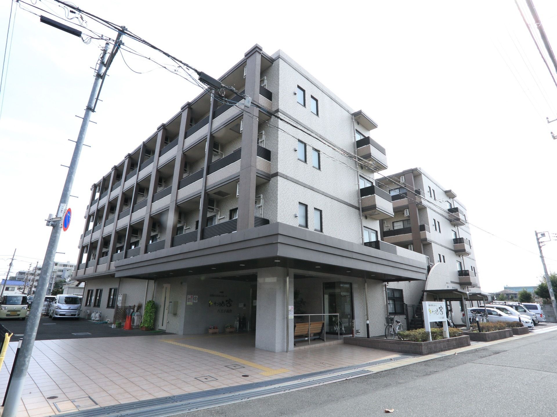 ４階建ての近代的なマンションを思わせるような建物である。周辺はバリアフリー構造で駐車スペースが完備されている。