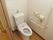 清潔感のあるトイレには、温水洗浄便座やナースコール、手すりが完備されている。ドアは引き戸で間口が広い。