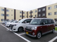 介護施設の駐車場と建物外観