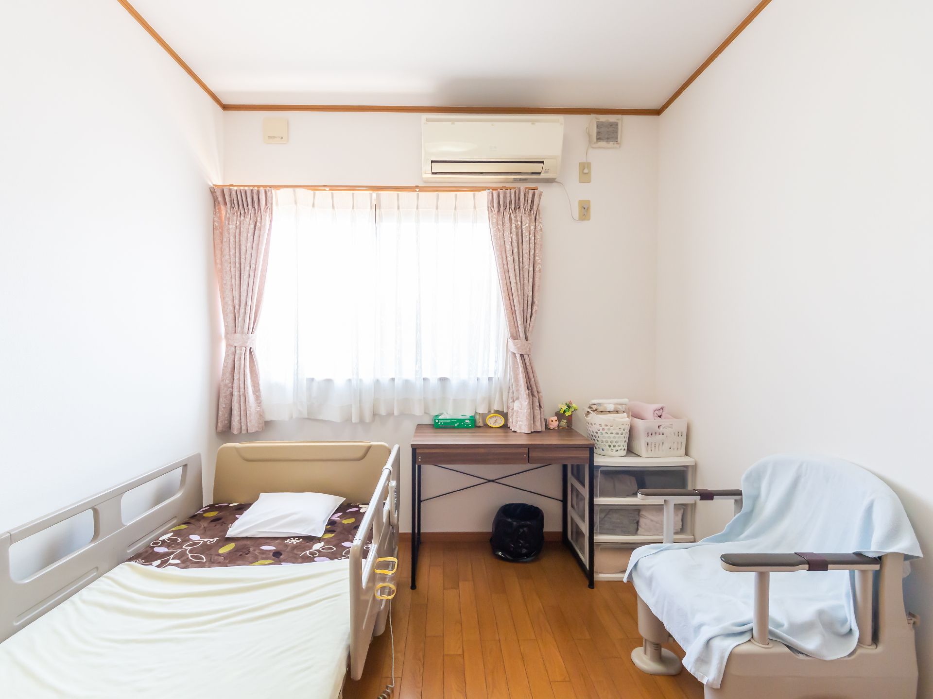 窓から多くの日差しが入り、家具を多く置くことのできる居室