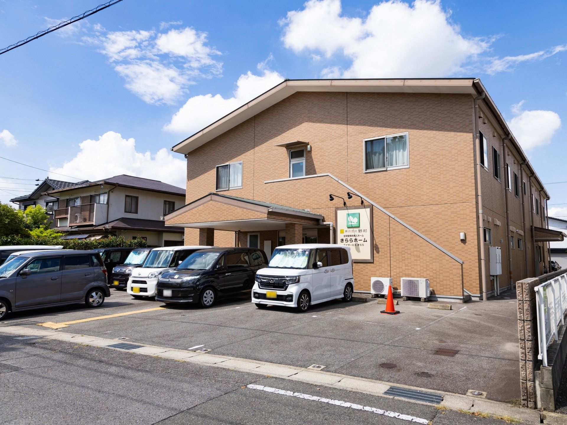 ゆったりとした外観の建物