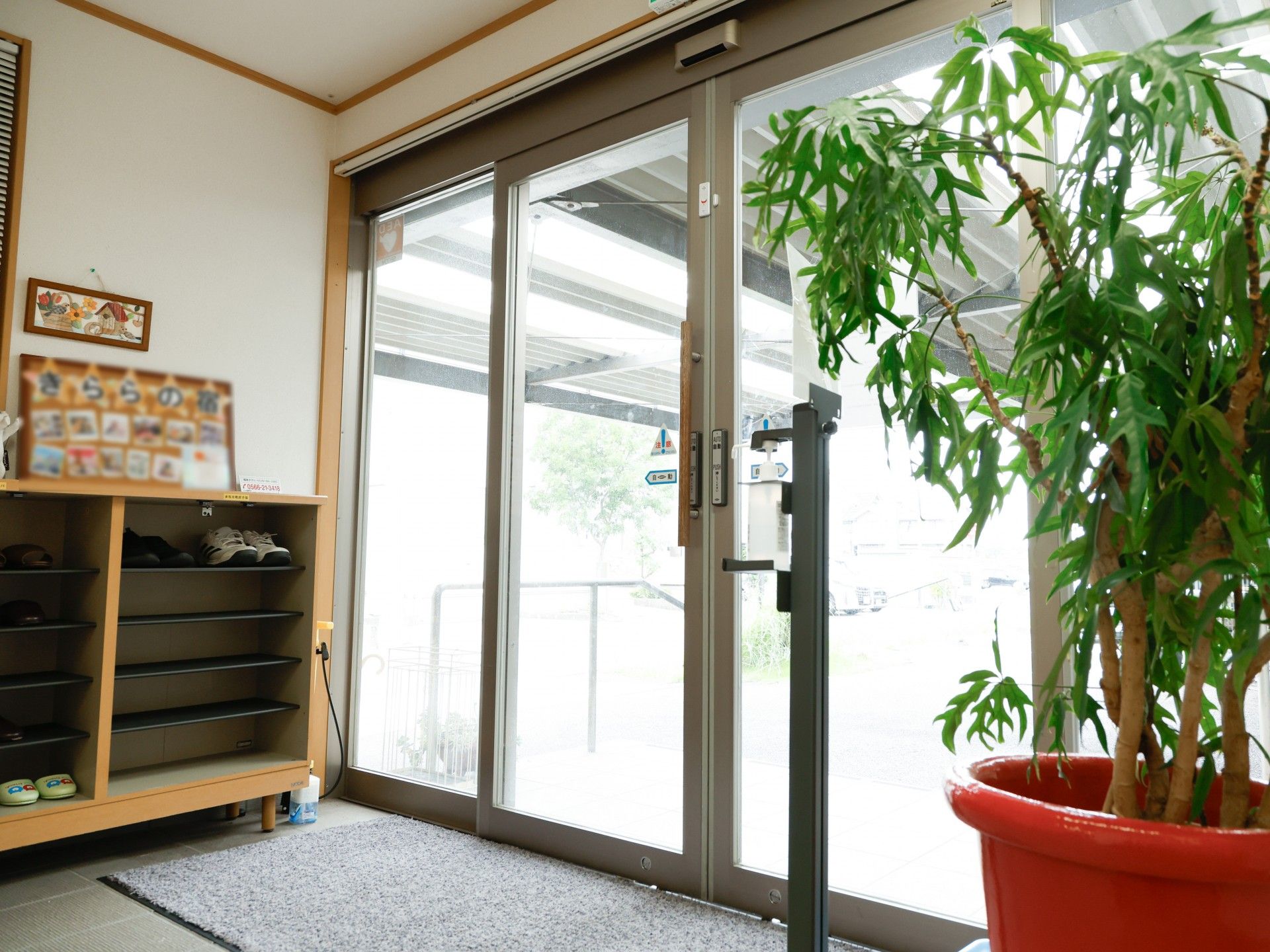 明るく開放的な玄関ホール