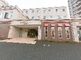 静かな立地の施設外観