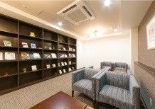 落ち着いた雰囲気のラウンジ
