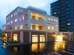 明るい夜の建物外観