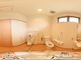 バリアフリーの明るいトイレ空間