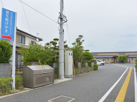 施設前の道路から