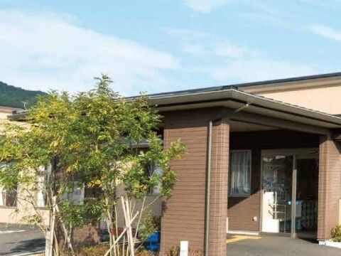 施設の出入口は自動の片引き戸になっており、開口時の間口は大きくなるため、入居者様はゆったりと通過することができる。