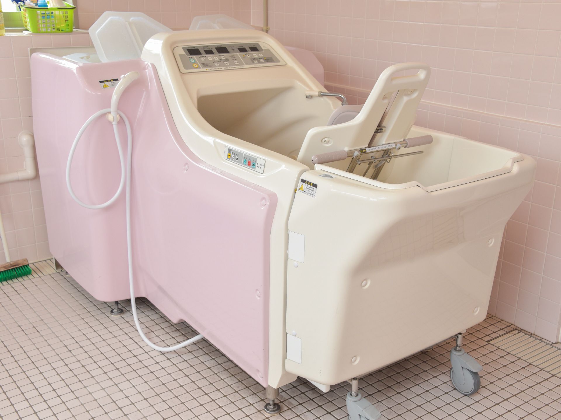 介護度が高い方も入浴することができる、機械浴槽が設置された浴室
