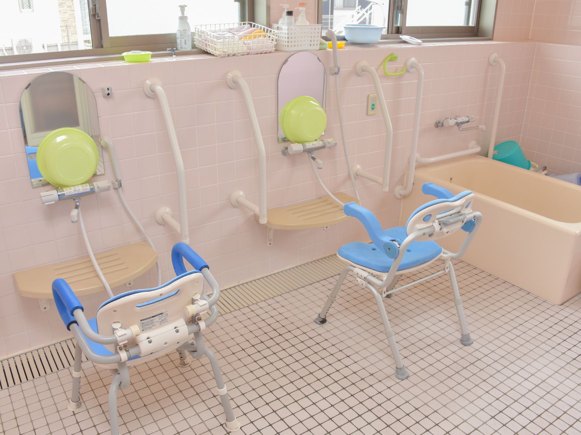 窓がたくさんあるので換気が十分。浴室用のいすや手すり、シャワー完備で便利。車いすでも移動ができるスペースがある。