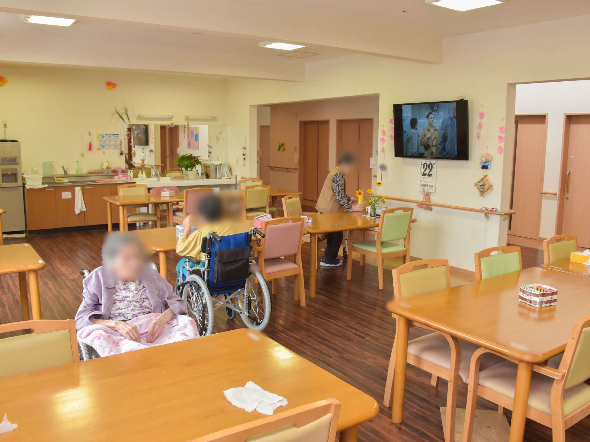 居室の向かいが談話室。給茶機や流し台があり、飲食が自由にできる。大型液晶テレビが壁面に設置されているので、どの席からでも見やすい。