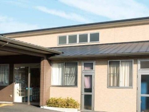 施設の建物は木造の平屋建てで出入口の前には車寄せがあるため、雨天の際には入居者様は濡れることなく入室することができる。