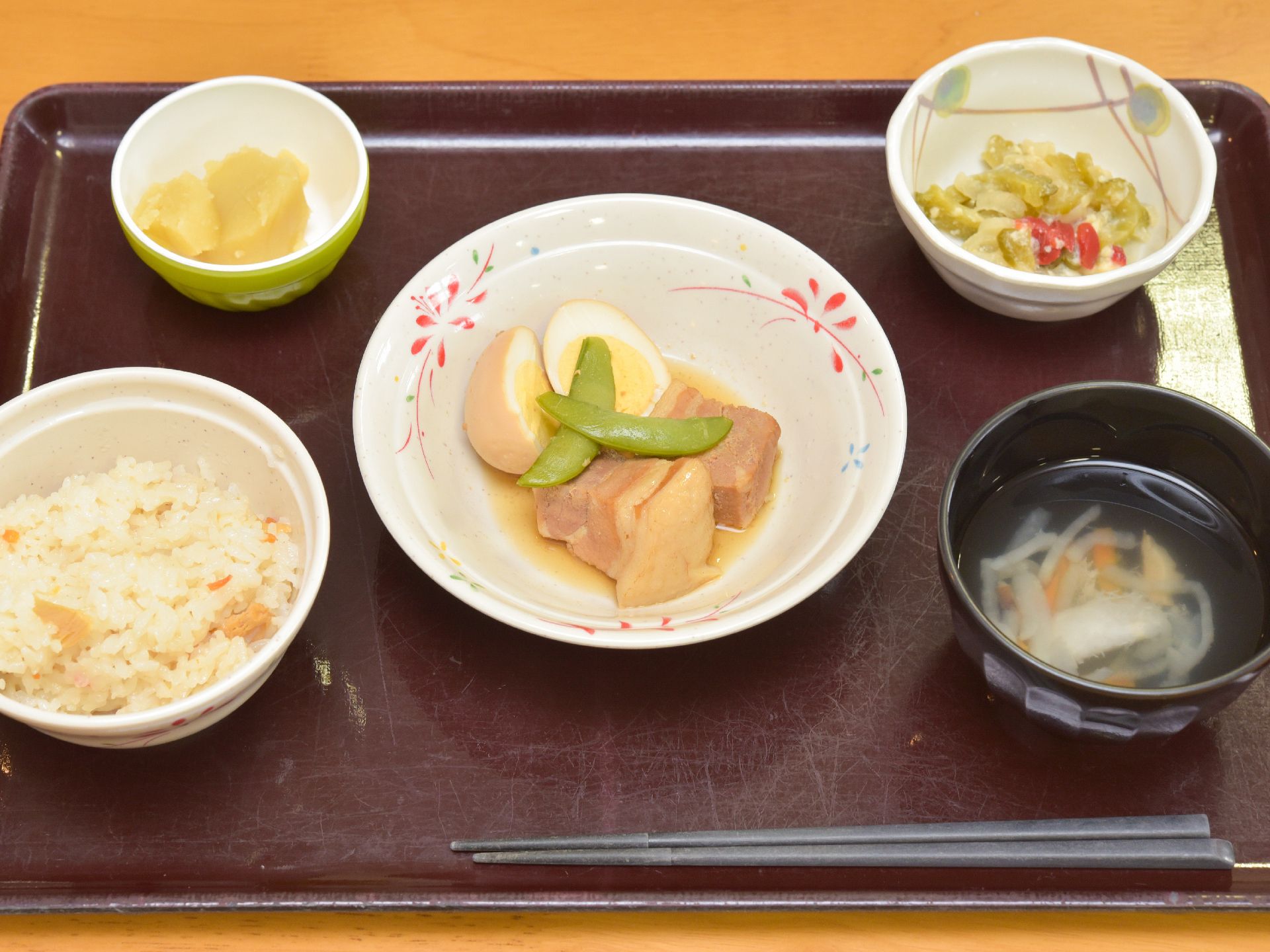 豚の角煮や煮卵、大根とニンジンの味噌汁、野菜の和え物、漬物、ごはん。揚げ物のようなこってりしたものはなく高齢者の方でも食べやすい。