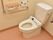 ウォシュレットトイレが設置。Ｌ字型の手すりが完備。流す時はタンク横のレバーでもボタンでもどちらも可能です。