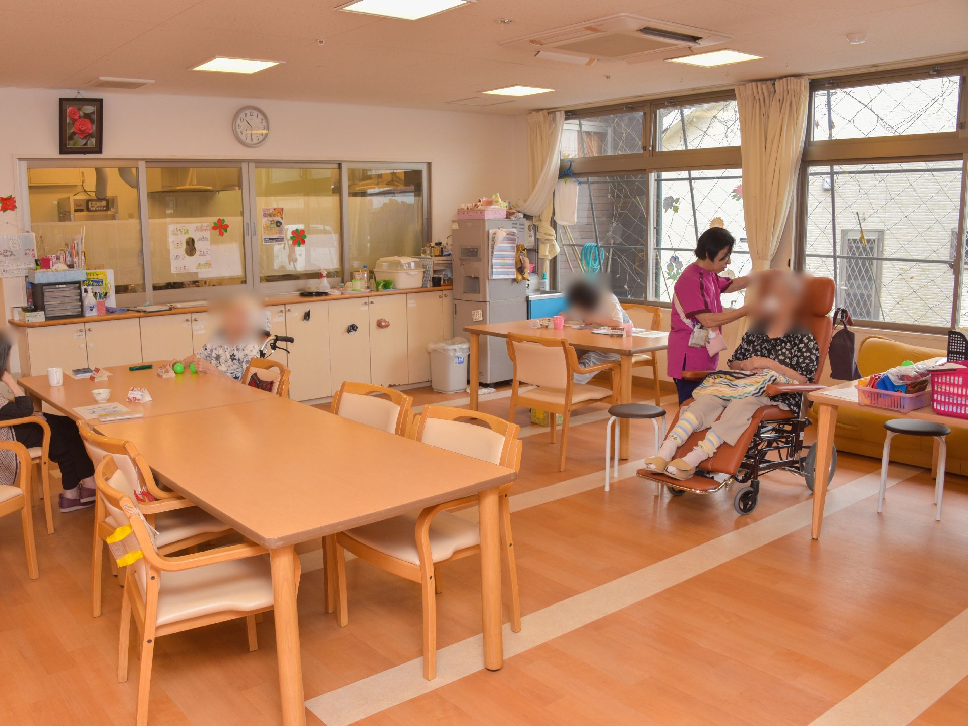 室内は広々とした明るい空間で、車いすに座ったままでも食事の介護がスムーズ。広いテーブルにひじ掛け付きのいすが設置。