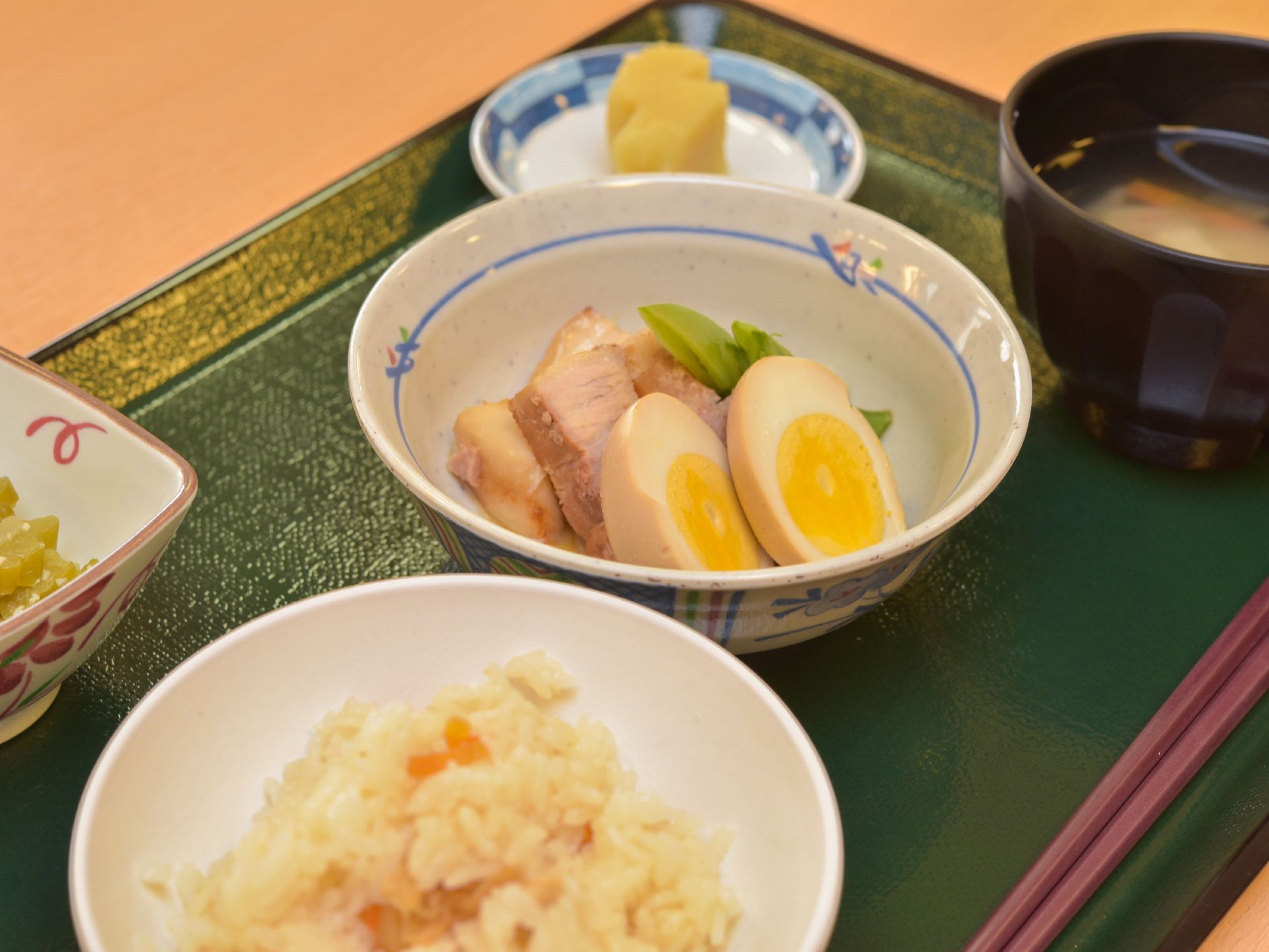 トレーにのせて配膳される、栄養バランスが考えられた食事