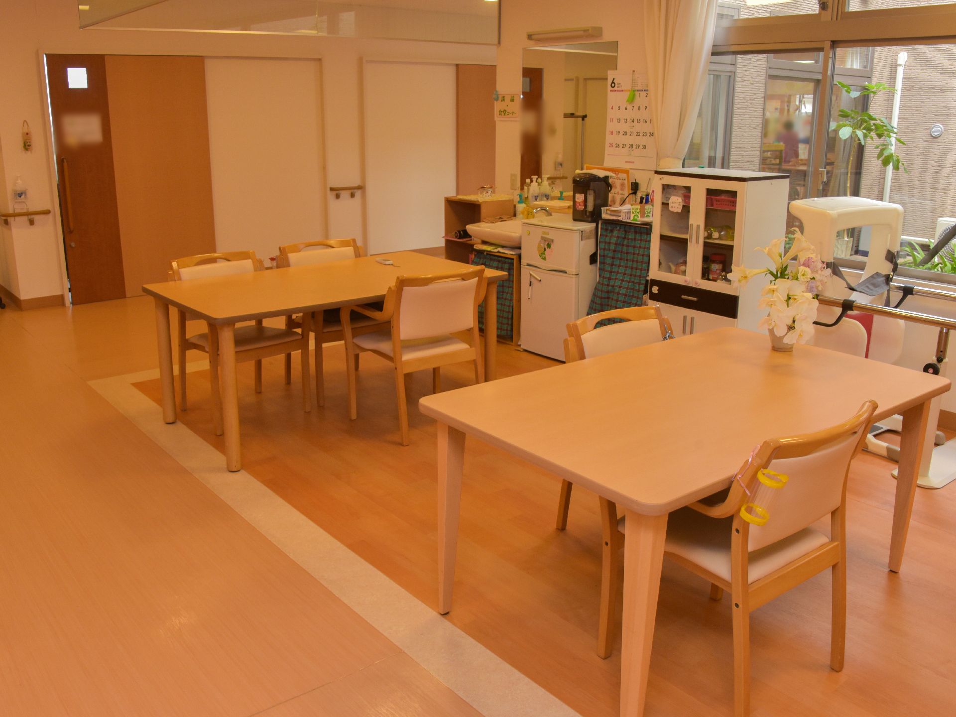 居室の目の前が談話室なので移動が楽。冷蔵庫や食器棚、コーヒーメーカーが完備され、いつでも飲食が可能。