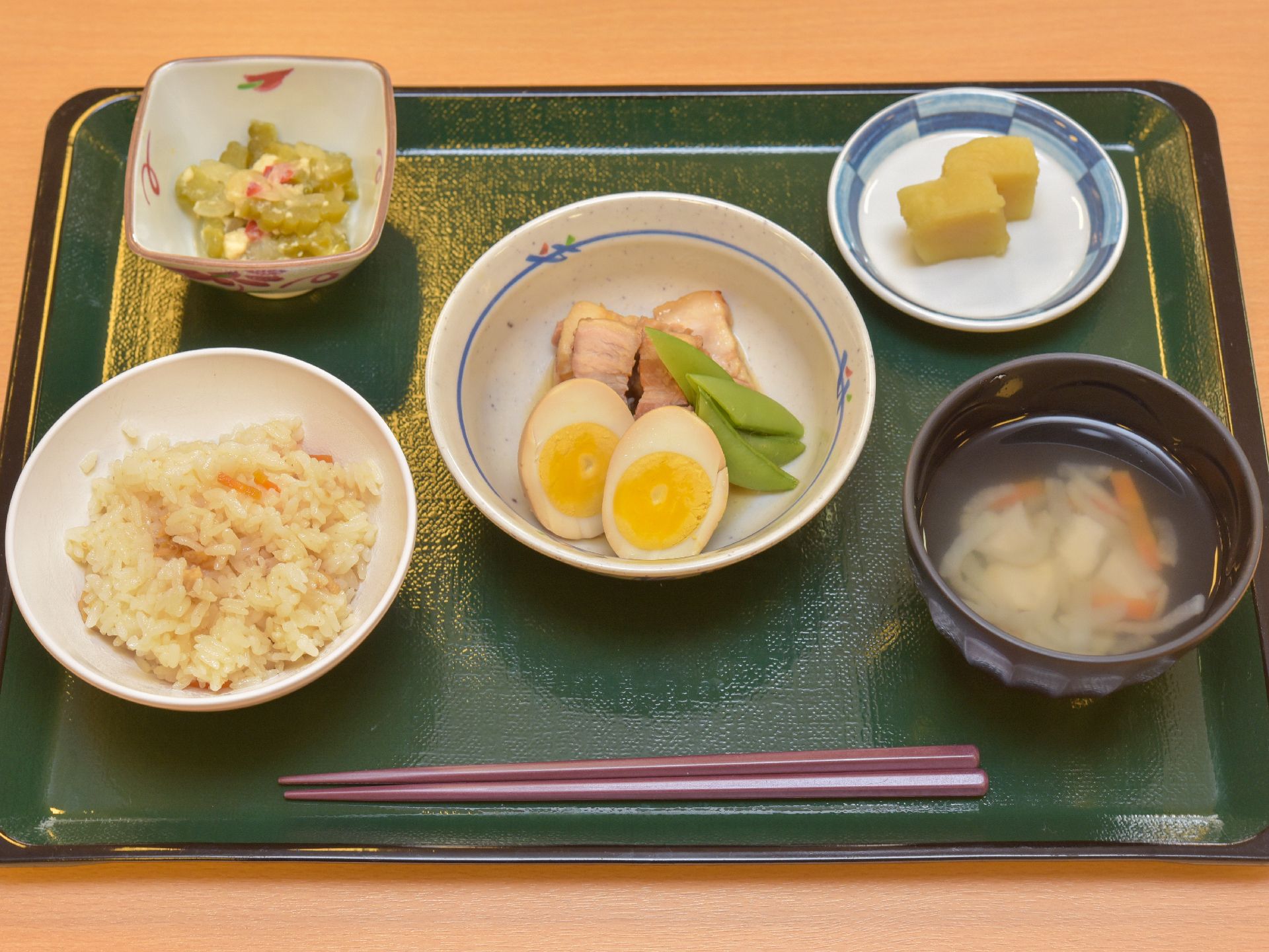 どのメニューも油をほとんど使ってなく、じっくりと煮込んだお肉と煮卵は低カロリーで高齢の方でも食べやすい。