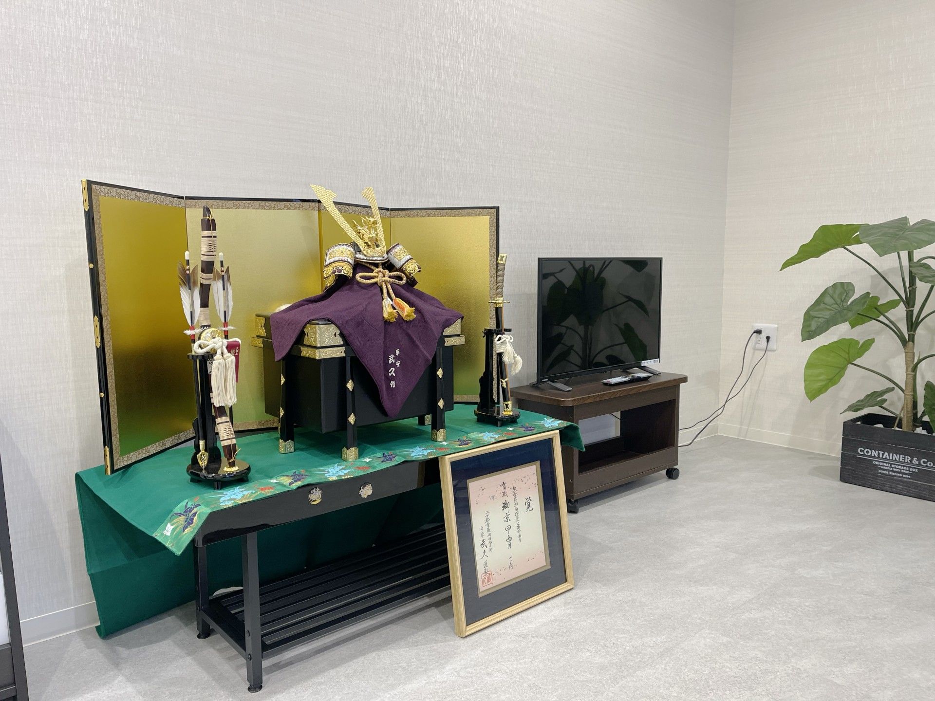 節句人形とテレビのある部屋