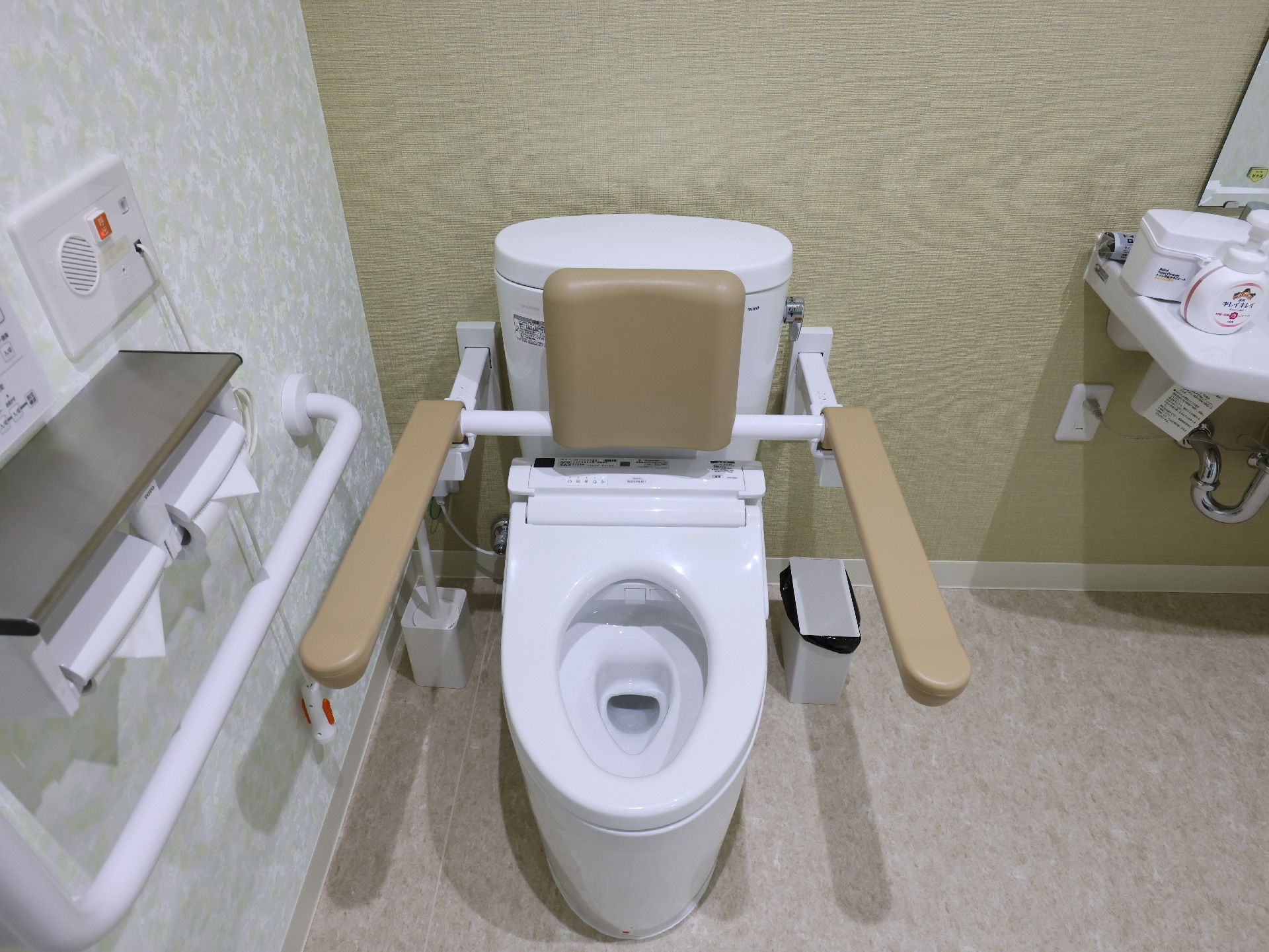 両側に設置されている手すりのあるトイレ