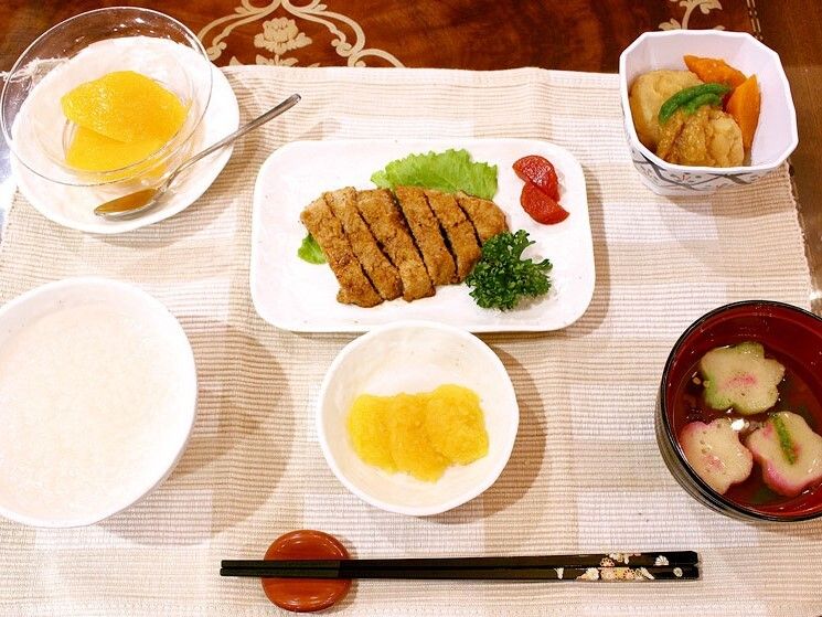 おかゆに汁物、煮物、デザート、メイン料理がそれぞれ歯茎でつぶせる形状になっている。