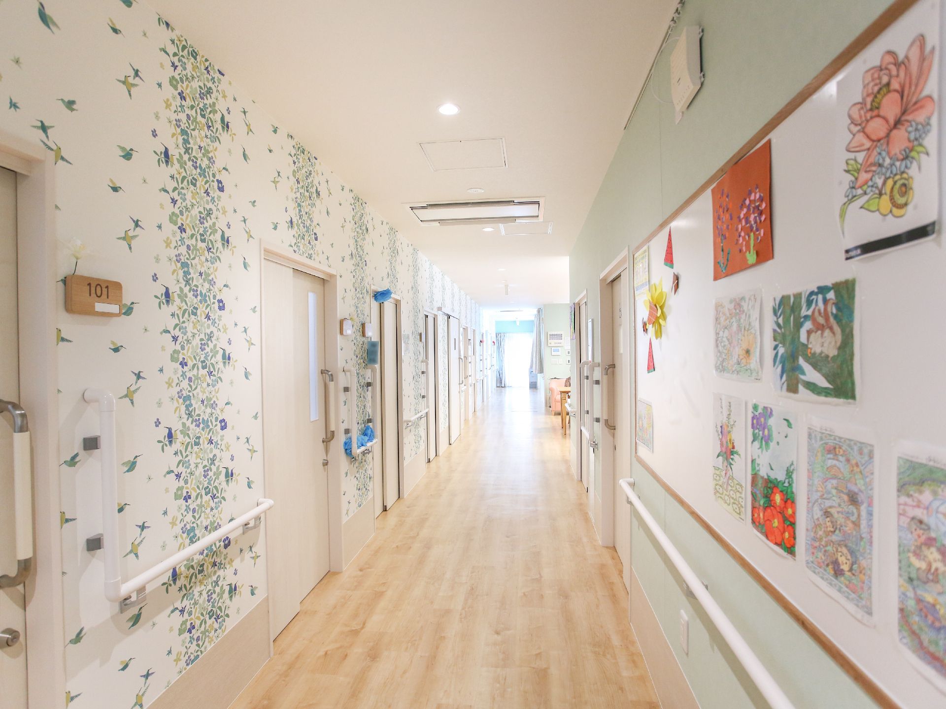 手すりを備えた廊下