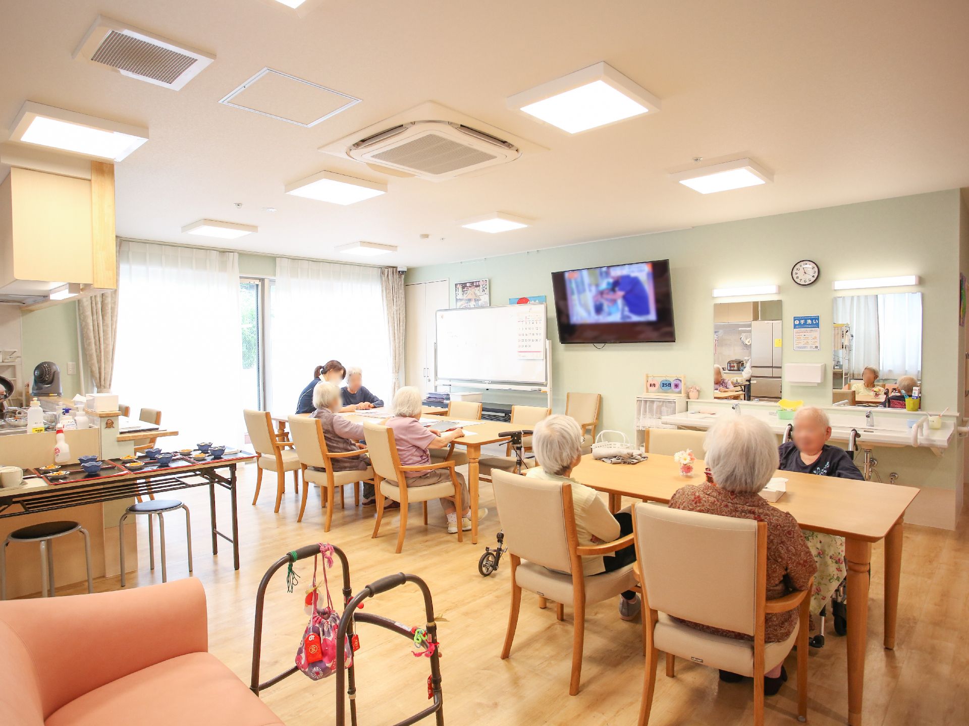 テレビやソファーを備えた共有スペース