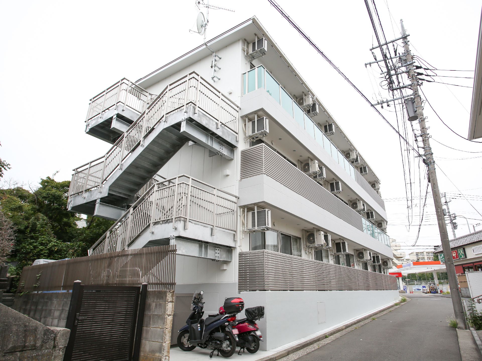道路に面した3階建ての施設