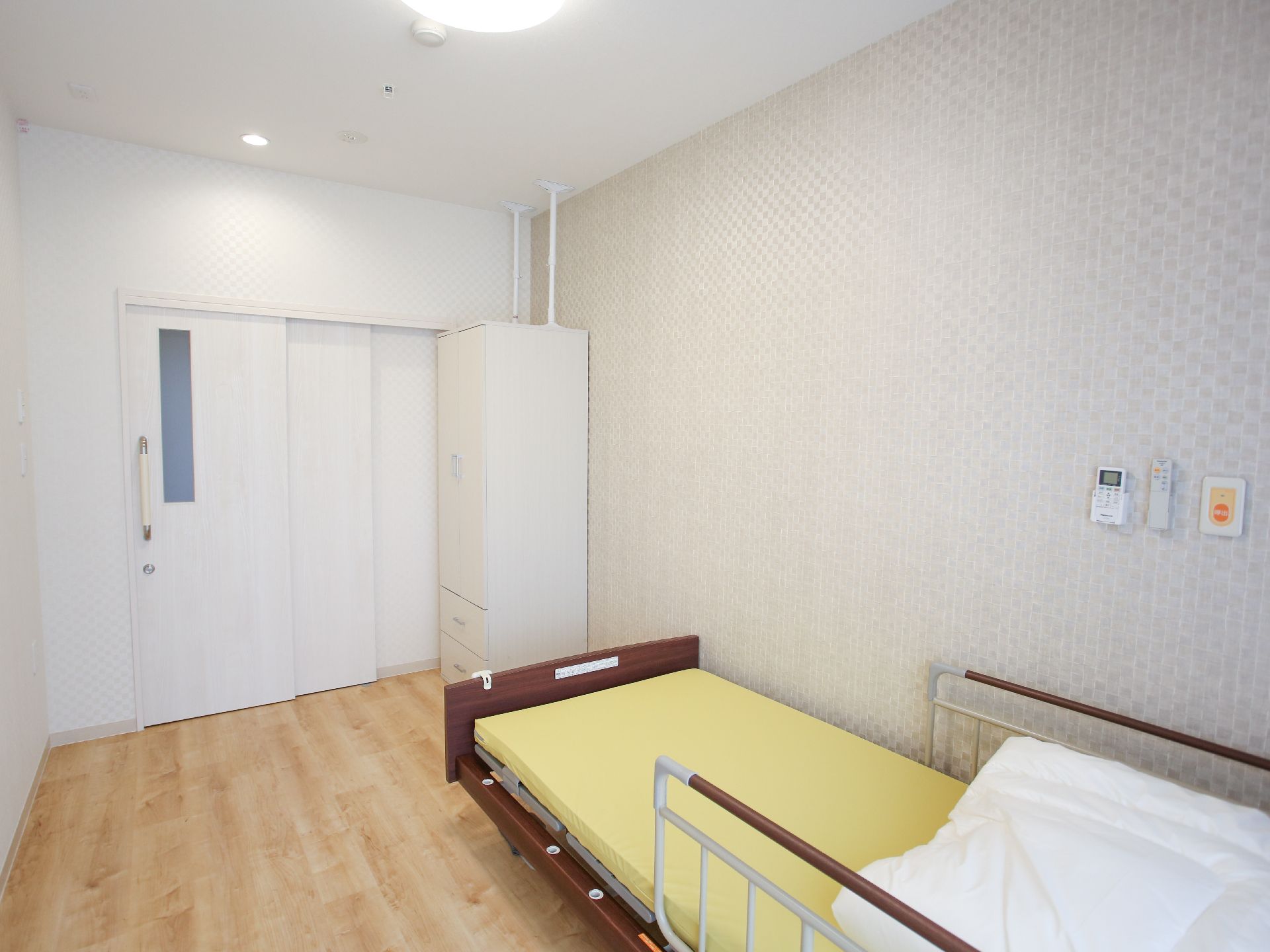 入口にスライド式ドアを設置した居室